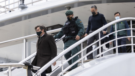 Агенти на Испанската Гражданска гвардия и ФБР претърсиха яхтата на