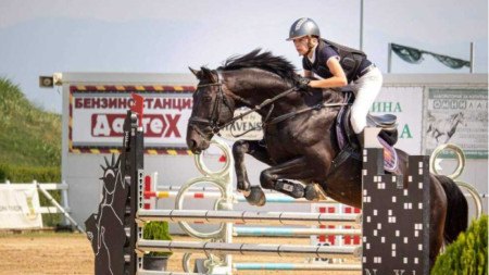 Близо 150 коня и състезатели от България и чужбина са