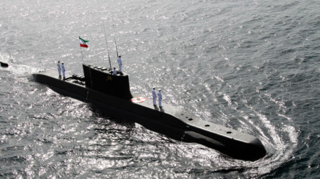 Иранска подводница по време на изпитания в Индийския океан.