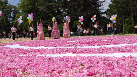 Община Казанлък поздрави жителите за Празника на града с пищно цветно пано от 72 000 розови цвята, обединени в една красива роза.
