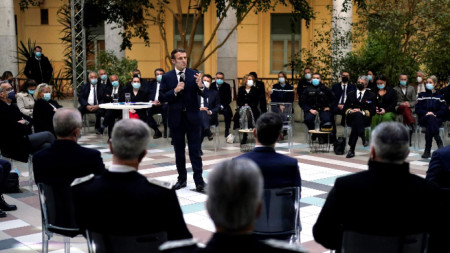Президентът на Франция Еманюел Макрон говори пред слежители на полицията - Ница, 10 януари 2022