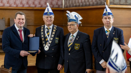 Президентът на ФЕКГ Ларс Алгел (вторият отляво) бе сред официалните гости на 29-ия Международен фестивал на маскарадните игри 