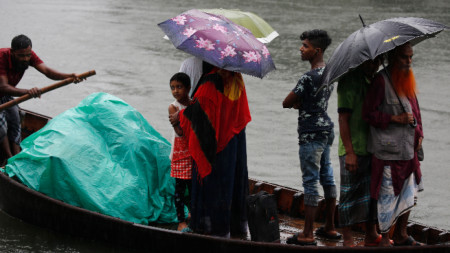 В Бангладеш бяха евакуирани над 300 000 души заради циклона „Булбул“.  