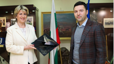 Никола Ибришимов получава наградата от министър Весела Лечева.