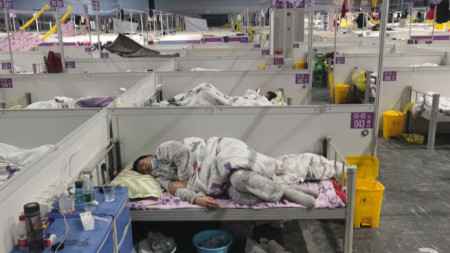 Хора си почиват във временна болница за Covid позитивни в Шанхай, 18 април 2022 г.