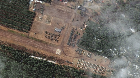 Pamje satelitore tregon grumbullimin e forcave pranë Mozir, Bjellorusi, 22 shkurt, 2022
