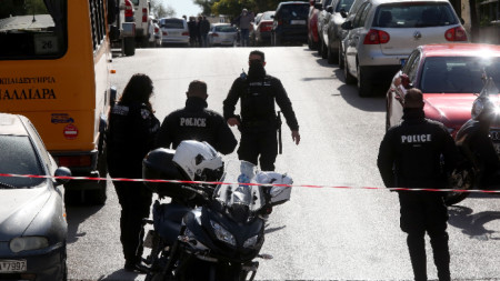 Продължава издирването на убийците на гръцкия журналист Йорго Караиваз Премиерът