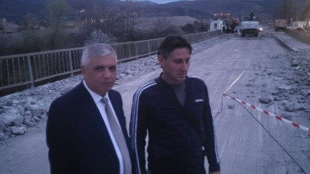 Заместник-министърът на регионалното развитие Николай Шушков (вляво) инспеткира началото на строителството на моста край Покровник