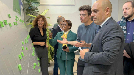 Творбата не е в музея е провокира студенти и гости на университета Снимки: Стопански факултет