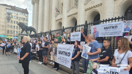 Близките на убития Димитър и жителите на Цалапица на протест пред Съдебната палата в София