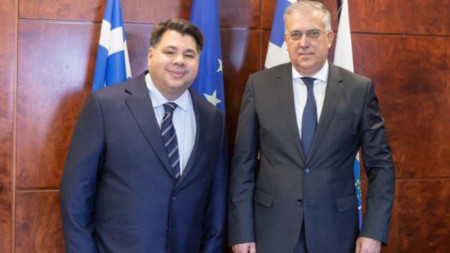 Министър Теодорикакос (вдясно) с посланика на САЩ Джордж Цунис.