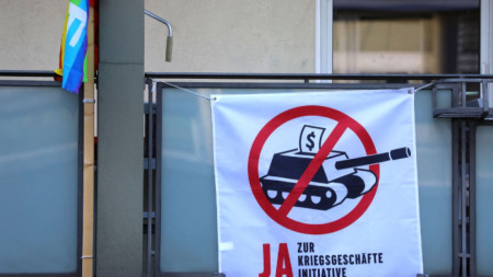 Плакат в подкрепа на забрана на инвестициите в оръжейни компании в Берн.