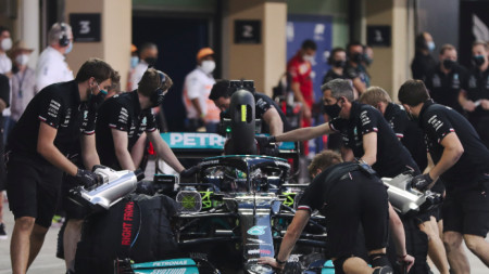 Механиците бутат булида на британския пилот от Формула 1 Люис Хамилтън по време на квалификационната сесия за Гран при Формула 1 на Абу Даби 