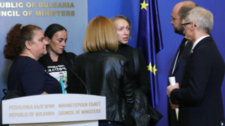 Премијер Николај Денков (десно) састао се са породицама повређених и погинулих у саобраћајним несрећама