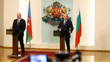 Președintele bulgar Rumen Radev și omologul său din Azerbaidjan Ilham Aliyev