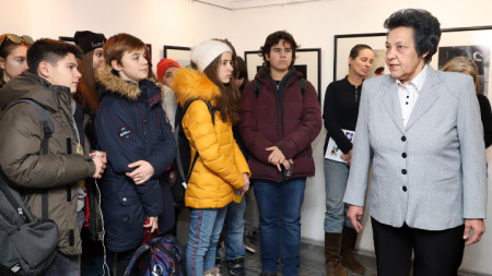Директорката на Националната професионална гимназия по полиграфия и фотография открива изложбата с творби на възпитаници на училището.