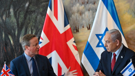 Британският министър на външните работи Дейвид Камерън (вляво) и министър-председателят на Израел Бенямин Нетаняху