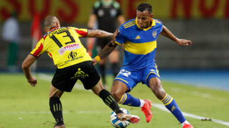 Колумбиецът Давид Вия (вдясно)  ще играе в Първа лига.