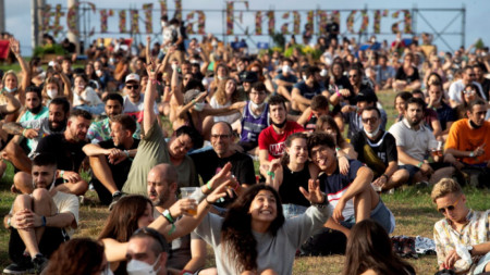 Посетители на музикален фестивал в Барселона на 8 юли, който е един от трите в основата на вълната от заразени с Covid-19 в Каталуния.