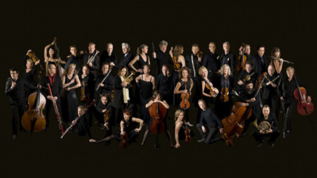 Шведският камерен оркестър, дирижиран от Томас Даусгор