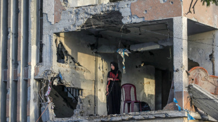 Палестинка в разрушената си къща в град Хан Юнис, южната част на Ивицата Газа, 16 юни 2024 г.