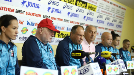 Треньорите на националките и три от тях участваха в пресконференция преди заминаването.