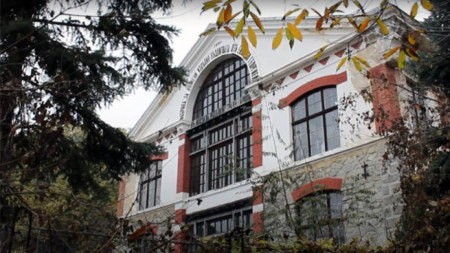 Текстилната фабрика в Карлово е една от сградите във видеоклипа с идеята на учениците от Казанлък
