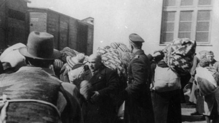 Български войници охраняват акцията по депортация на евреи от Беломарска Тракия, март 1943 г.