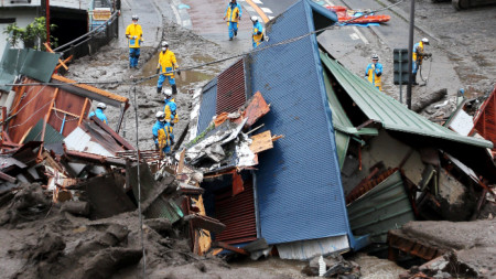Спасители извадиха 19 души изпод развалините на домовете им в
