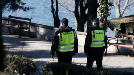 Полицаи патрулират по брега на Охридското езеро в района на срещата, 18 март 2023 г.