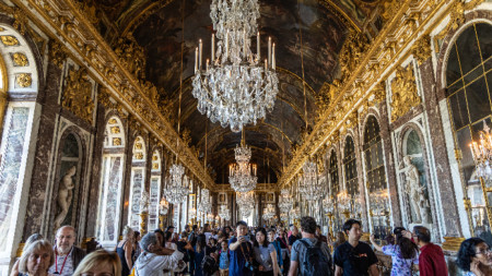 Огледалната зала във Версайския дворец.