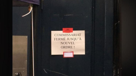 Надпис на вратата на полицейски участък в 19-и район на френската столица, че е затворен до ново нареждане.