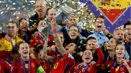 Испанките ликуват с трофея, който е в ръцете на Джени Ермосо.