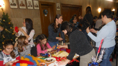 Десетки деца изпълниха фоайето пред кметския кабинет във Велико Търново, за да майсторят дрянови сурвакници