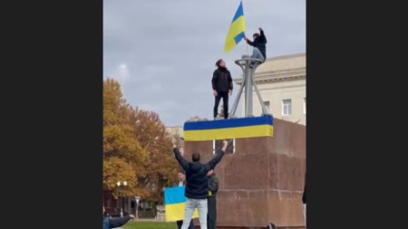 Украинци приветстват издигането на украинския флаг на централния Площад на свободата в Херсон