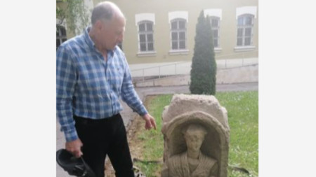 Володя Попов със спасения от иманяри уникален надгробен паметник.