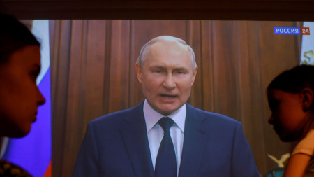 Президентът на Русия Владимир Путин на екрана на 