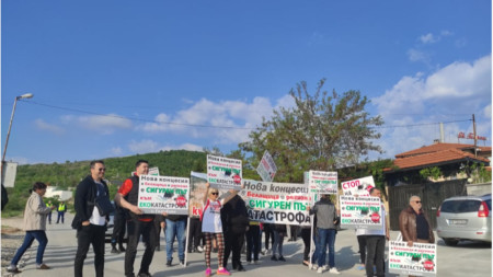 60 души се събраха на протест срещу кариерите в Белащица