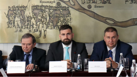 Europarlamentarii Marian-Jean Marinescu, Andrei Novakov și Emil Radev (de la stânga la dreapta) în timpul mesei rotunde.