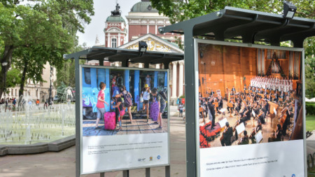 Кадрите на Тихомира Методиева – Тихич са експонирани пред Народния театър до 2 юни.