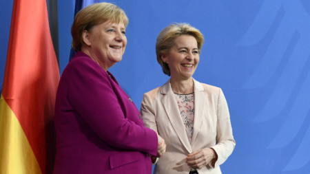 Урсула фон дер Лайен (вдясно) се срещна днес с германския канцлер Ангела Меркел в Берлин.