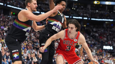 Отборът на Чикаго (в червено) спечели изненадващо срещу Денвър.