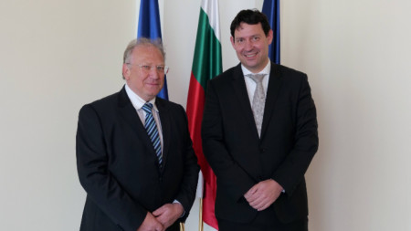 Посланикът на Словения у нас Анжей Франгеш (вдясно) с министъра на външните работи на България Светлан Стоев