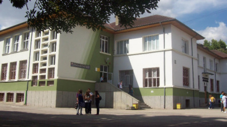 На втория етаж на сградата на ЕГ „Гео Милев“ в Добрич учениците и учителите усетили тази сутрин  дразнене на гърлото и парене в очите.