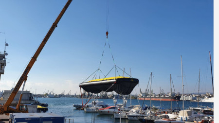 На Морска гара във Варна започна приводняването на надуваемите баржи