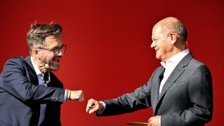 Кандидатът на ГСДП за изборите в провинция Северен Рейн-Вестфалия Томас Кучати (вляво) и германският канцлер Олаф Шолц по време на предизборната кампания, Кьолн, 13 май 2022 г. T