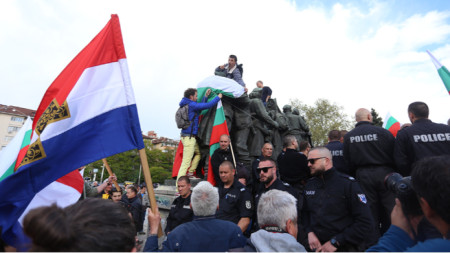 Manifestantes proucranianos tratando de empaquetar el monumento al Ejército Soviético en Sofía 