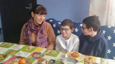 Първите бежанци от Украйна в Кюстенисдлско  майка с двете