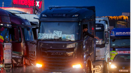 Протестиращи шофьори на път, водещ към Букурещ, в Афумати, Румъния, 15 януари 2024 г.