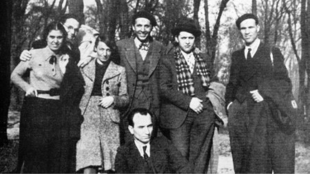 Париж, 1933 г. – втората от ляво на дясно е Васка Емануилова  